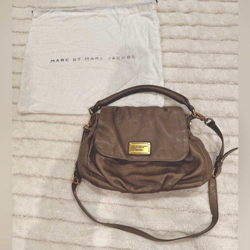 Authentic Marc Jacobs - Grey Leather With Gold Details Shoulder Bag